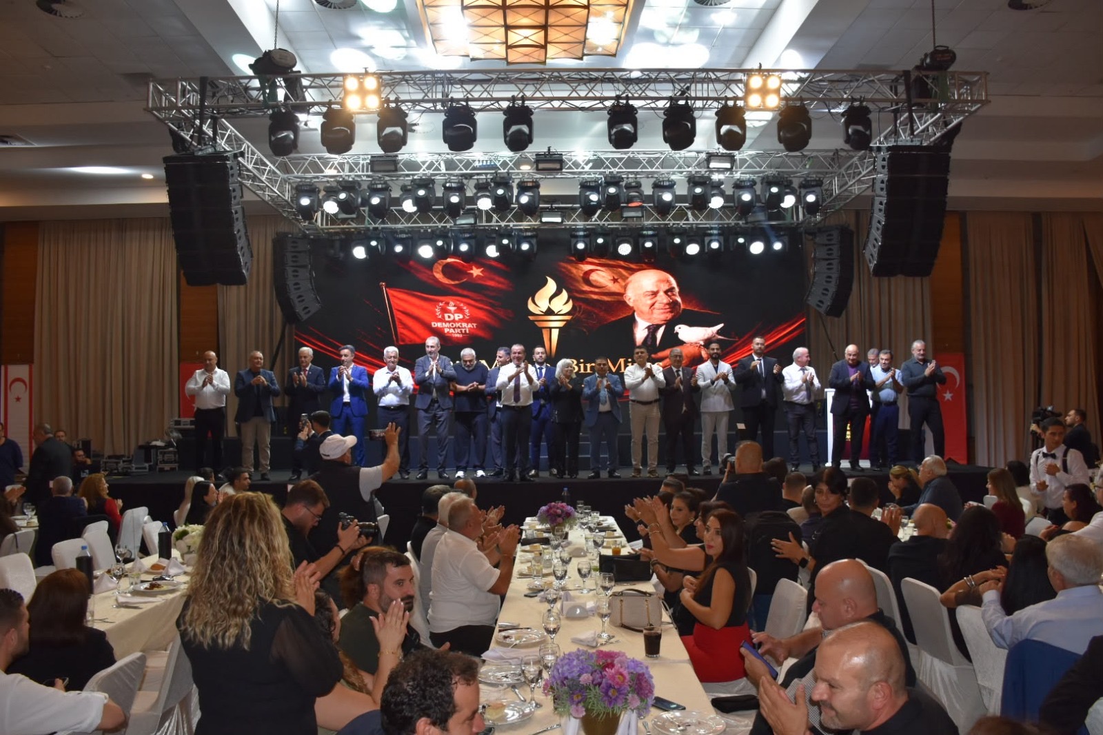 Demokrat Parti dün gece Acapulco Hotel’de oldukça kalabalık ve coşkulu bir gece düzenleyerek partinin belediye başkan adaylarını ve desteklenen adayları açıkladı.
